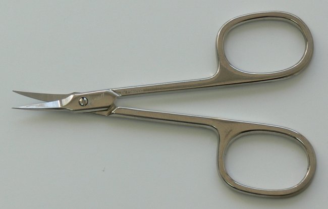 Nůžky na kůži M 421 zahnuté úzké Manart Solingen 9 cm Nůžky na kůži M 421 zahnuté úzké Manart Solingen 9 cm - Péče o ruce Kleště a nůžky na nehty a kůži pro manikúru a pedikúru, pinzety, pilníky, atd. Nůžky na nehty a kůži pro manikúru a pedikúru