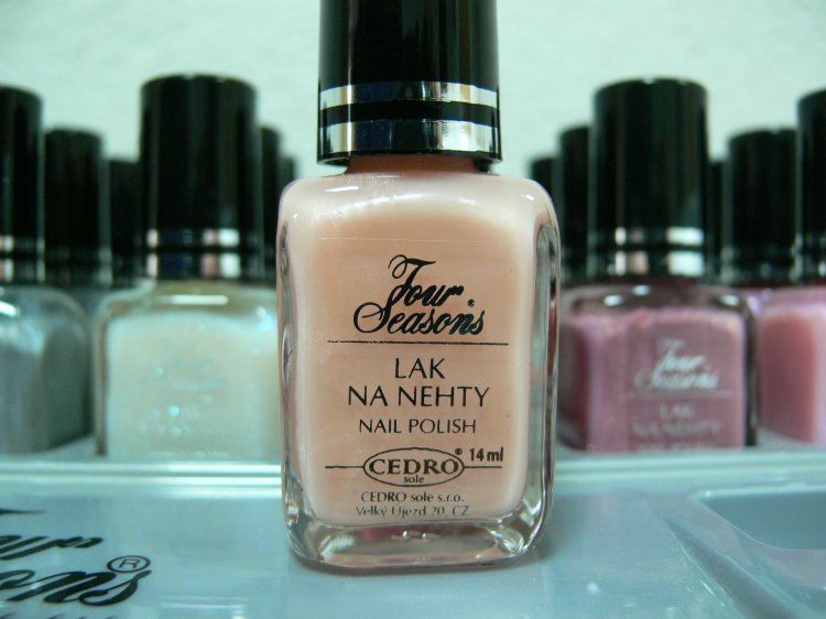 Four Seasons Lak na nehty FS odstín 62 perleťový lak 14 ml Four Seasons Lak na nehty FS odstín 62 perleťový lak 14 ml - Péče o ruce Laky na nehty Laky na nehty Cedro - Four Seasons